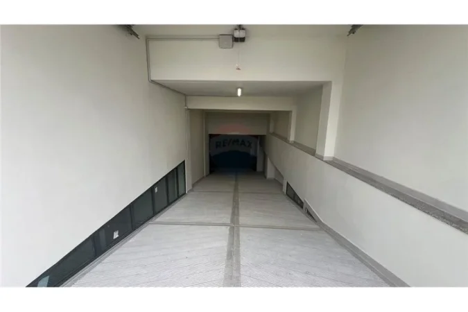 Tirane, jepet me qera ambjent biznesi Kati 2, 3.000 m² 15.000 € (Kashar)