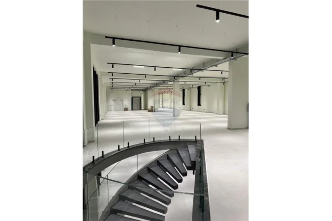 Tirane, jepet me qera ambjent biznesi Kati 2, 3.000 m² 15.000 € (Kashar)