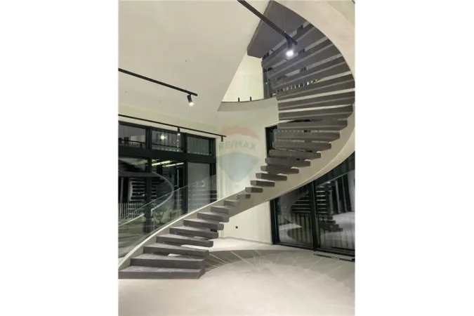 Tirane, jepet me qera ambjent biznesi Kati 2, 3.000 m² 15.000 € (Kashar)