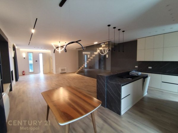 Tirane, jepet me qera Vile 2 Katshe Kati 2, 306 m² 3.500 € (TEG)