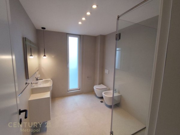 Tirane, jepet me qera Vile 2 Katshe Kati 2, 306 m² 3.500 € (TEG)