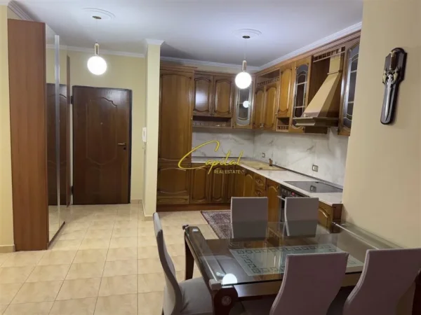 Tirane, jepet me qera apartament 2+1 Kati 5, 100 m² 1.000 € (ISH BLLOKU)