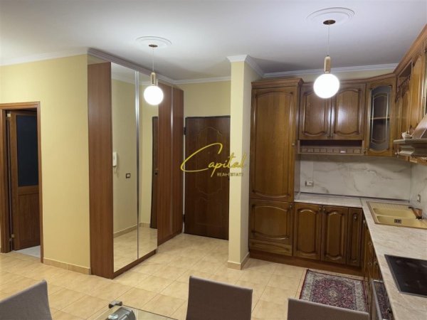 Tirane, jepet me qera apartament 2+1 Kati 5, 100 m² 1.000 € (ISH BLLOKU)