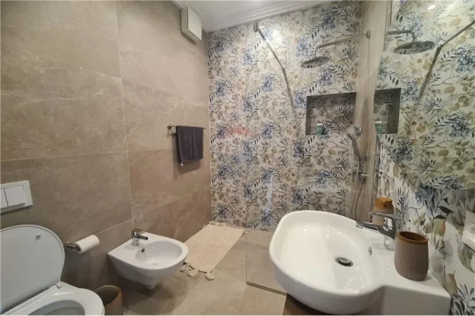 Tirane, jepet me qera apartament 1+1 Kati 20, 77 m² 1.000 € (Rruga Kavajes)