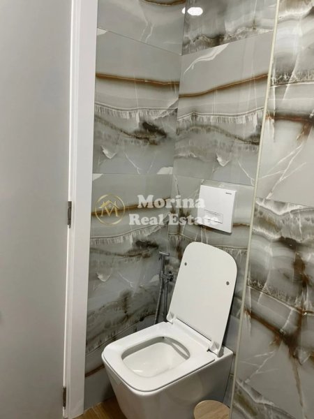 Tirane, jepet me qera apartament 1+1+Ballkon Kati 8, 65 m² 500 € (Qender)