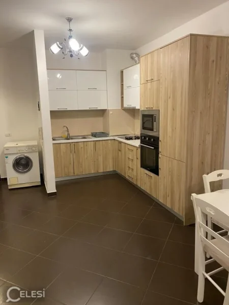 Tirane, jepet me qera apartament 1+1+Ballkon Kati 1, 60 m² 500 € (XHAMLLIKU)