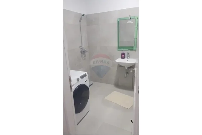 Tirane, jap me qera apartament 2+1 Kati 5, 104 m² 650 € (Rruga Xhanfize Keko)