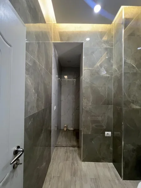 Tirane, jepet me qera Vile 2+1 Kati 3, 120 m² 650 €