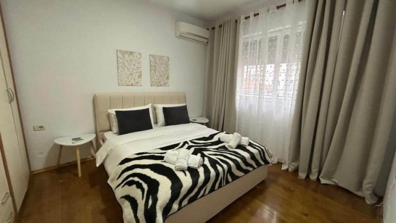 Tirane, jepet me qera apartament 2+1+Aneks Kati 3, 550 € (pazari i ri)