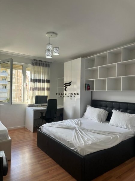 Tirane, jepet me qera apartament 3+1+Ballkon Kati 2, 170 m² 1.000 € (SELITE)