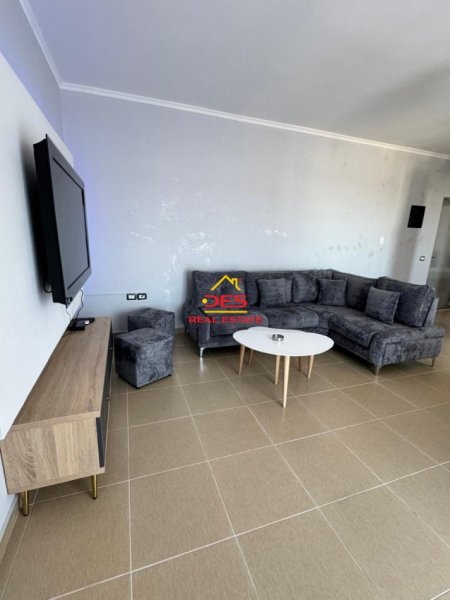 Vlore, jepet me qera apartament 2+1+Ballkon Kati 5, 95 m² 400 € (Rruga Gjergj Kastrioti)