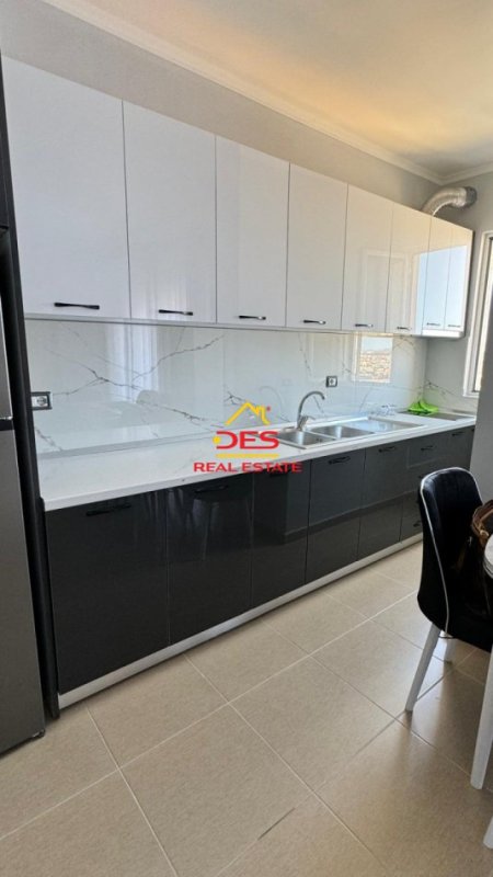 Vlore, jepet me qera apartament 2+1+Ballkon Kati 5, 95 m² 400 € (Rruga Gjergj Kastrioti)