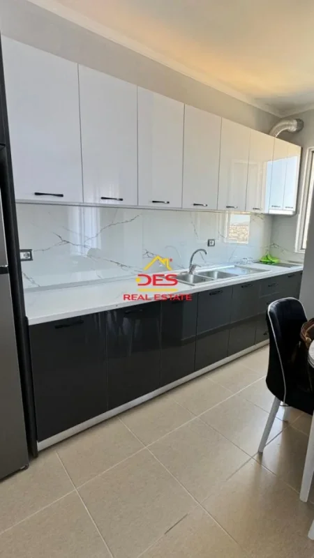 Vlore, jepet me qera apartament 2+1+Ballkon Kati 5, 95 m² 400 € (Rruga Gjergj Kastrioti)