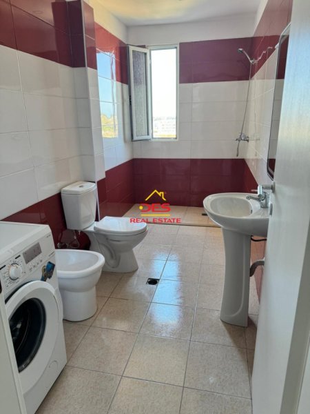 Vlore, jepet me qera apartament 2+1+Ballkon Kati 5, 95 m² 400 € (Rruga Gjergj Kastrioti)