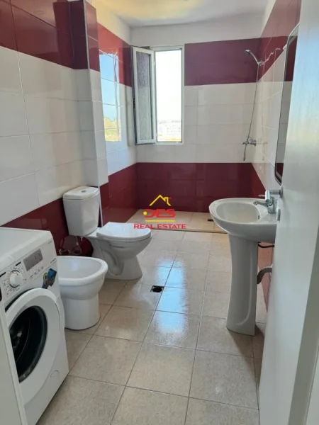 Vlore, jepet me qera apartament 2+1+Ballkon Kati 5, 95 m² 400 € (Rruga Gjergj Kastrioti)