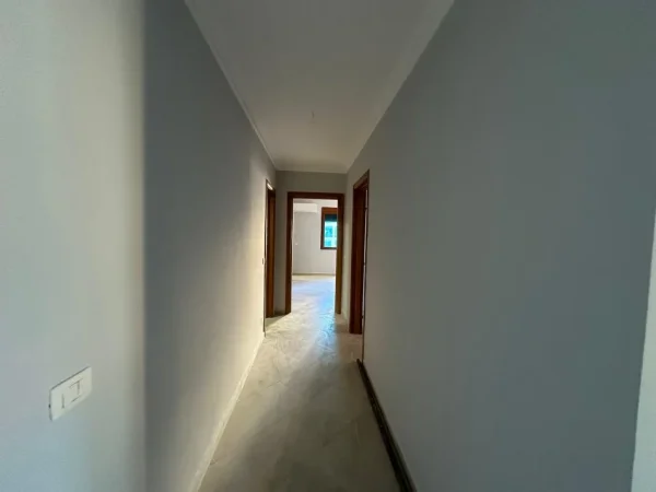 Tirane, jepet me qera apartament 2+1 Kati 3, 125 m² 600 € (QIRA APARTAMENT PER ZYRA OSE BANIM!)