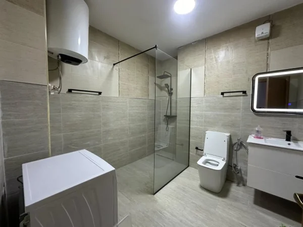 Tirane, jepet me qera apartament 2+1 Kati 3, 125 m² 600 € (QIRA APARTAMENT PER ZYRA OSE BANIM!)