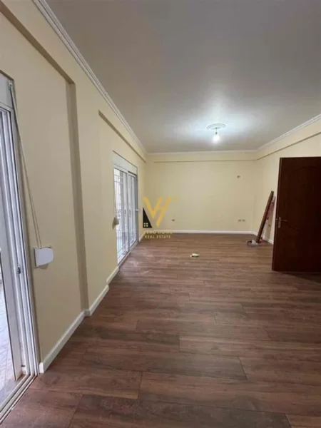 Tirane, jepet me qera apartament 2+1+Ballkon Kati 2, 135 m² 500 € (UET)