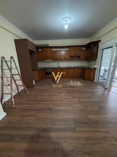 Tirane, jepet me qera apartament 2+1+Ballkon Kati 2, 135 m² 500 € (UET)