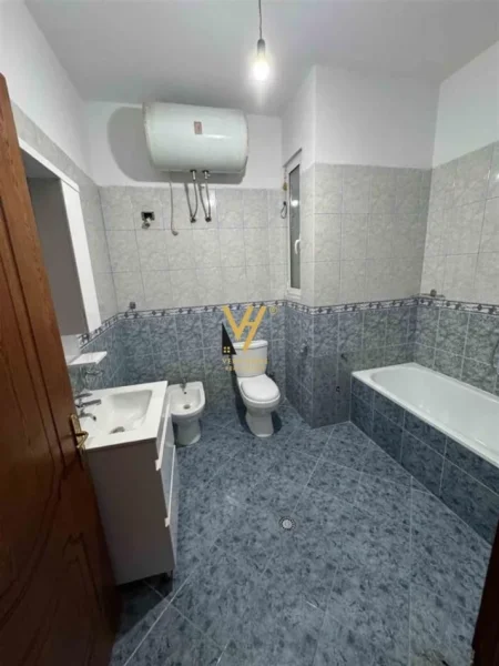 Tirane, jepet me qera apartament 2+1+Ballkon Kati 2, 135 m² 500 € (UET)