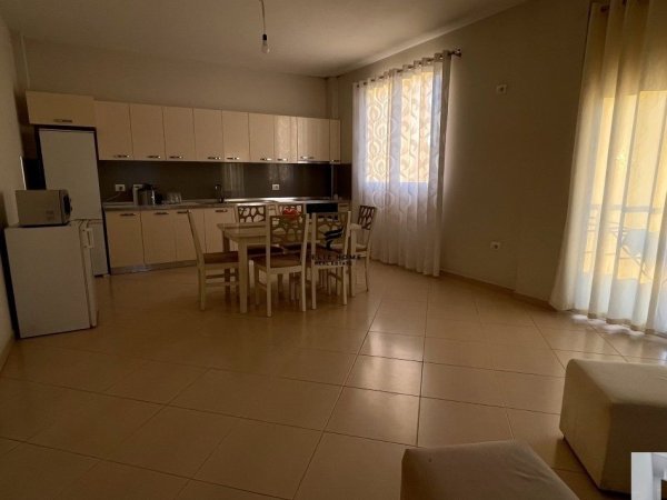 Tirane, jap me qera Vile 5+1+Ballkon Kati 2, 360 m² 2.500 € (TEG)