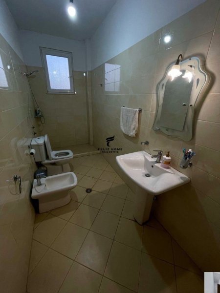 Tirane, jap me qera Vile 5+1+Ballkon Kati 2, 360 m² 2.500 € (TEG)