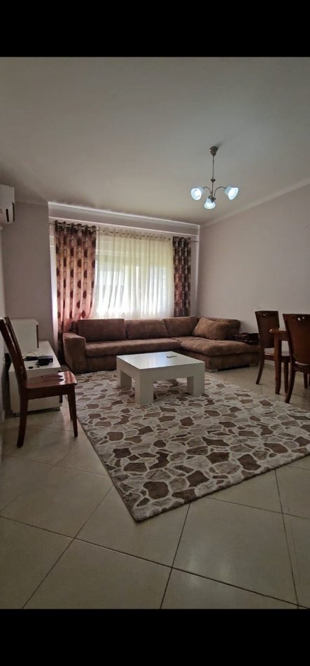 Tirane, jepet me qera apartament 1+1 Kati 4, 65 m² 380 € (Pallatet Cabej)