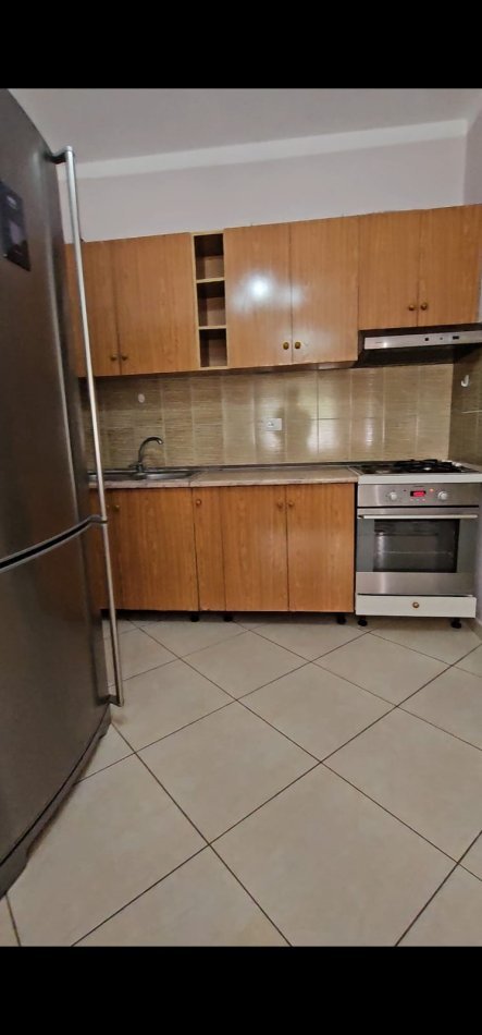 Tirane, jepet me qera apartament 1+1 Kati 4, 65 m² 380 € (Pallatet Cabej)
