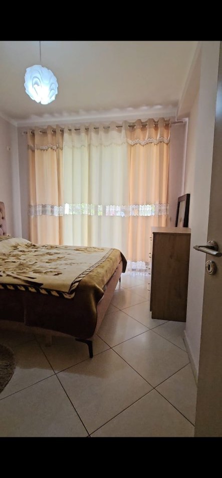Tirane, jepet me qera apartament 1+1 Kati 4, 65 m² 380 € (Pallatet Cabej)
