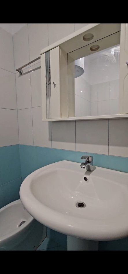 Tirane, jepet me qera apartament 1+1 Kati 4, 65 m² 380 € (Pallatet Cabej)