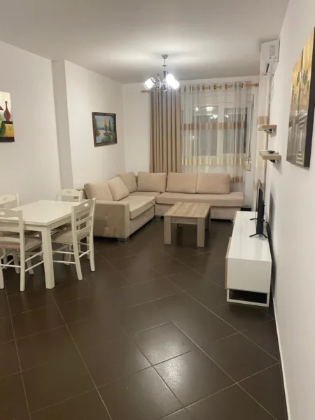 Tirane, jepet me qera apartament 1+1 Kati 2, 60 m² 500 € (Varri i Bamit)