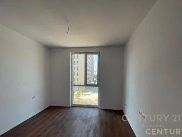 Tirane, jepet me qera zyre Kati 4, 116 m² 1.000 € (Ish fusha e aviacionit)