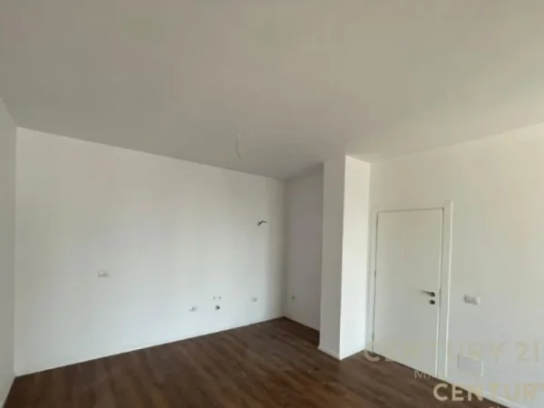 Tirane, jepet me qera zyre Kati 4, 116 m² 1.000 € (Ish fusha e aviacionit)