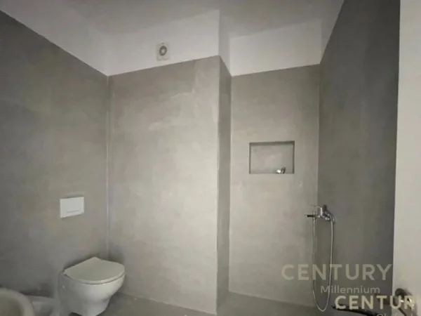 Tirane, jepet me qera zyre Kati 4, 116 m² 1.000 € (Ish fusha e aviacionit)