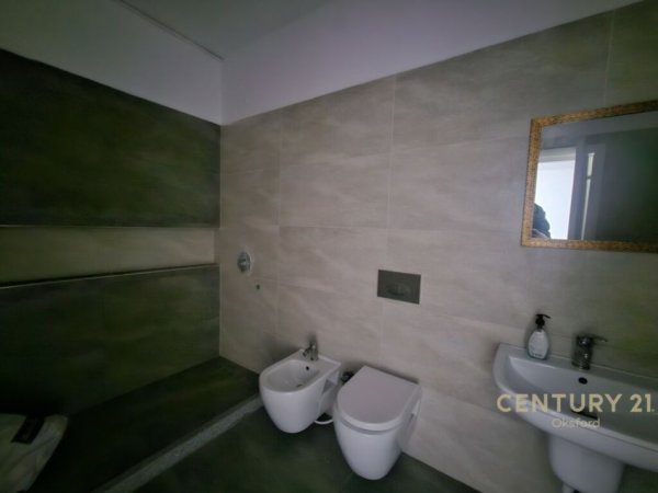 Tirane, jap me qera zyre Kati 1, 104 m² 1.500 € (STADIUMI DINAMO)