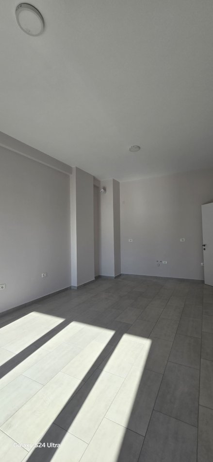 Tirane, jepet me qera ambjent biznesi , 75 m² 450 € (square 21)