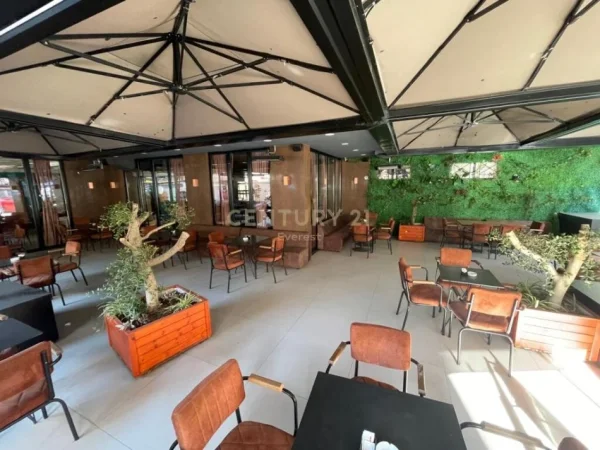 Tirane, jepet me qera bar-resorant Kati 0, 190 m² 3.500 € (KOMUNA E PARISIT)