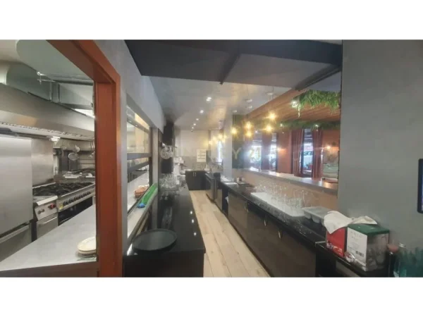 Tirane, jepet me qera bar-resorant Kati 0, 190 m² 3.500 € (KOMUNA E PARISIT)