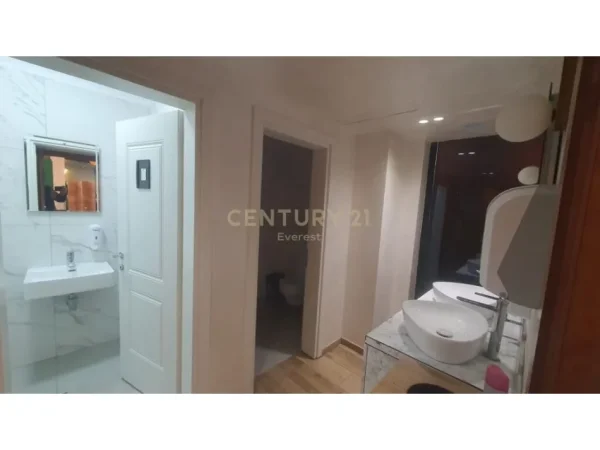 Tirane, jepet me qera bar-resorant Kati 0, 190 m² 3.500 € (KOMUNA E PARISIT)