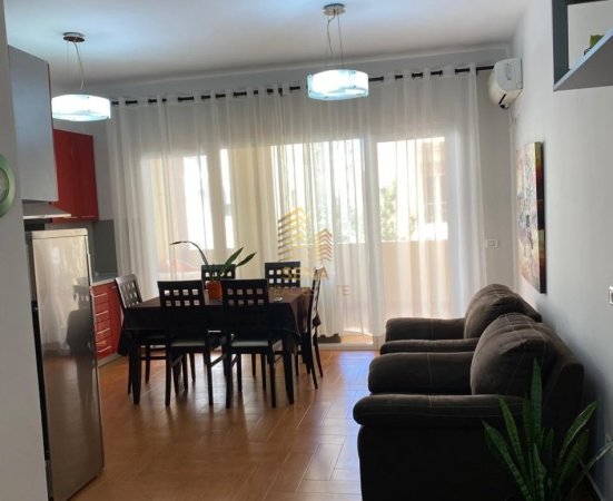 Tirane, jepet me qera apartament 1+1 Kati 1, 117 m² 600 € (Rruga Bilal Sina)