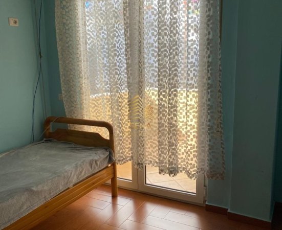 Tirane, jepet me qera apartament 1+1 Kati 1, 117 m² 600 € (Rruga Bilal Sina)