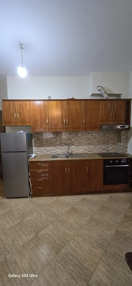 Tirane, jepet me qera apartament 2+1 , 116 m² 650 € (Rruga e Kosovareve)
