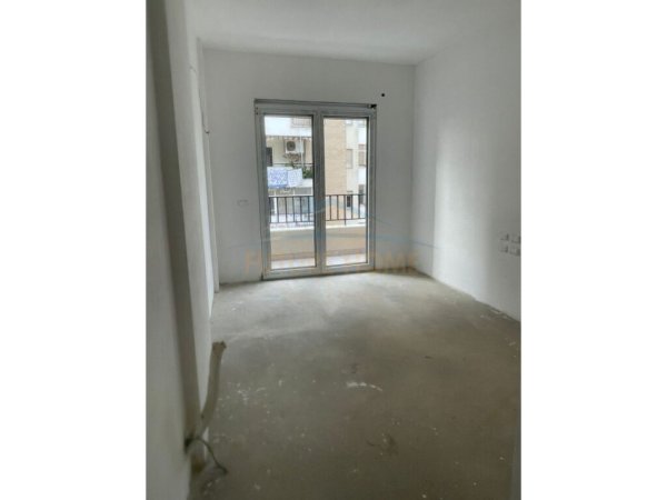 Tirane, shitet apartament 2+1+Ballkon Kati 5, 107 m² 278.000 € (PAZARI I RI)