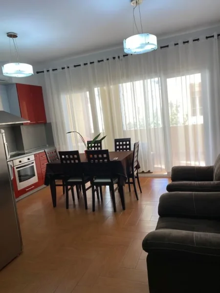 Tirane, jepet me qera apartament 2+1 Kati 2, 117 m² 600 € (Liqeni Artificial)