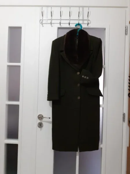 Tirane, shes Shitet pallto per femra 100 €