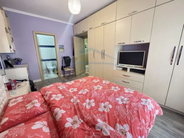 Tirane, shitet apartament 2+1+Ballkon Kati 2, 109 m² 250.000 € (KOMPLEKSI KONTAKT ISH PARKU AUTOBUSAVE)