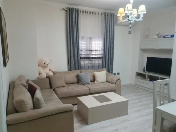 Tirane, jepet me qera apartament 2+1+Ballkon Kati 2, 65 m² 650 € (STACIONI I TRENIT)
