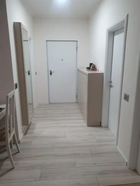 Tirane, jepet me qera apartament 2+1+Ballkon Kati 2, 65 m² 650 € (STACIONI I TRENIT)