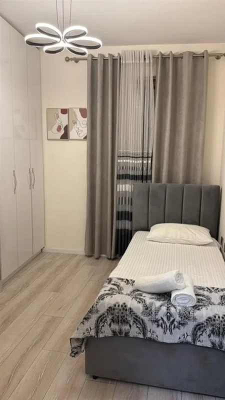 Tirane, jepet me qera apartament 2+1+Ballkon Kati 2, 65 m² 650 € (STACIONI I TRENIT)