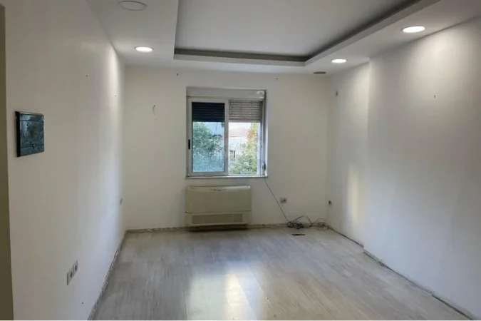 shitet , 77 m² 210.000 € (Ne zonen e Bllokut prane Librit Universitar ofrohet apartament per shitje)